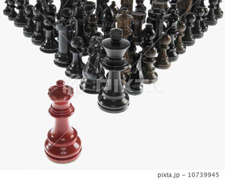 Black chess pieces with opposing queen 10739945