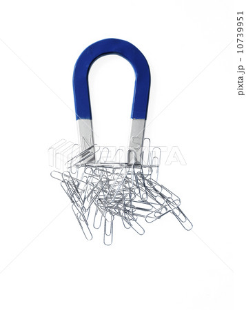Magnet and paper clips Magnet and paper clips 10739951
