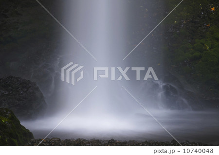 USA, Oregon, Marion County, Waterfall mist 10740048