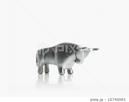 Studio shot of silver figurines of bull and bear 10740065