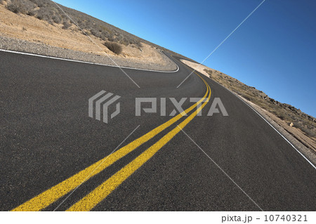 Road through desert 10740321