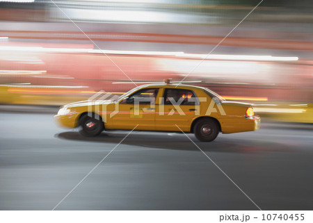 Taxi cab driving at night 10740455