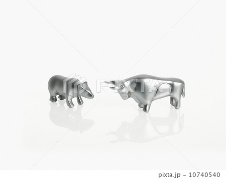 Studio shot of silver figurines of bull and bear 10740540