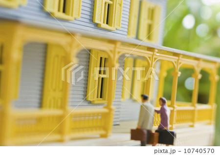 Couple moving home Couple moving home 10740570