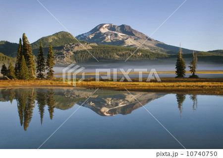 USA, Oregon, Sparks Lake 10740750