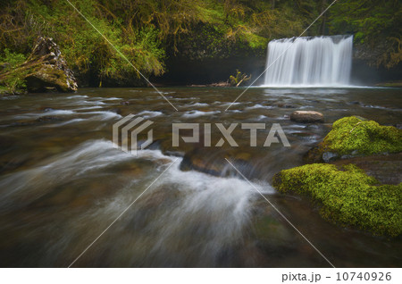 USA, Oregon, Scenic view of Upper Butte Creek Falls 10740926