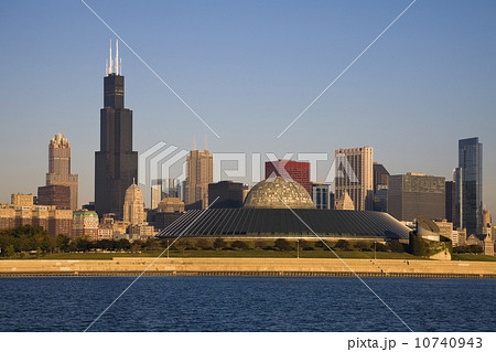 USA, Illinois, Chicago, City skyline with Adler Planetarium 10740943