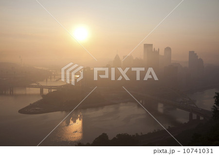 USA, Pennsylvania, Pittsburgh at sunrise 10741031