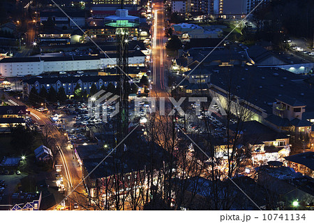 USA, Tennessee, Gatlinburg, Elevated view of city at dawn 10741134