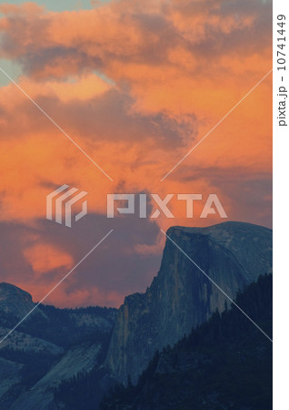 USA, California, Mariposa County, Half dome in Yosemite Valley 10741449