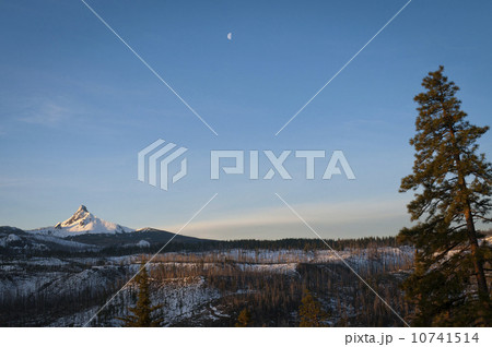 USA, Oregon, Snowcapped Mount Washington 10741514