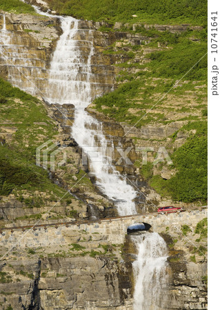 USA, Colorado, Narrow road on hill 10741641