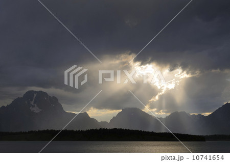 USA, Grand Teton National Park, Sunrays breaking through storm clouds 10741654