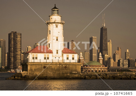 USA, Illinois, Chicago, lighthouse with cityscape behind at sunset USA, Illinois, Chicago, lighthouse with cityscape behind at sunset 10741665