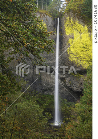 USA, Oregon, Marion County, View of Lattorelle Falls 10741680