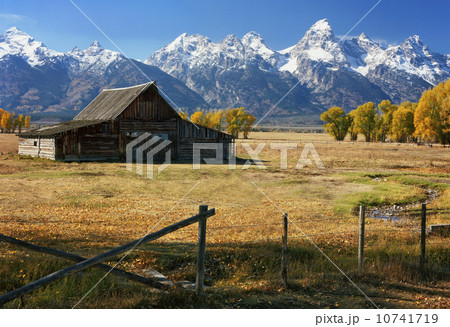 USA, Wyoming, Teton Range and barn 10741719