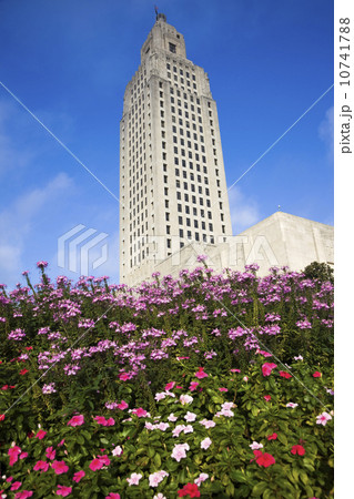 USA, Louisiana, Baton Rouge, State Capitol Building with flowers 10741788