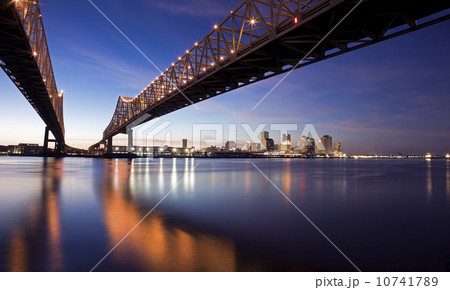 USA, Louisiana, New Orleans, Toll bridge over Mississippi River at sunset 10741789