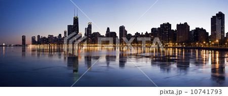 USA, Illinois, Chicago, City skyline over Lake Michigan at sunset 10741793