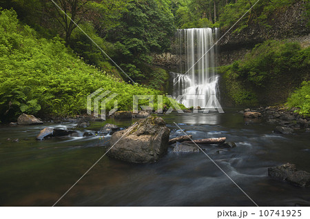 USA, Oregon, Silver Falls State Park, Lower South Falls 10741925