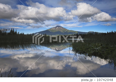 USA, Oregon, Mt. Bachelor and lake USA, Oregon, Mt. Bachelor and lake 10742048