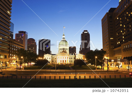 USA, Missouri, St Louis, Old courthouse at night 10742051