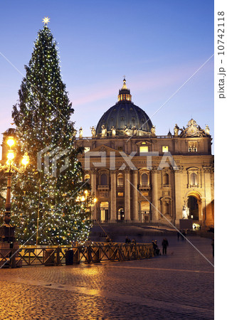 Saint Peter's Square and Saint Peter's Basilica in Christmas time Saint Peter's Square and Saint Peter's Basilica in Christmas time 10742118