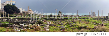 Al Mina ruins, mosque in background 10742144