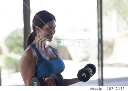 Woman lifting weights 10742155