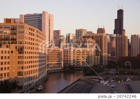 USA, Illinois, Chicago, City reflected in Chicago River 10742246