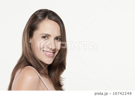 Portrait of smiling woman, studio shot 10742249