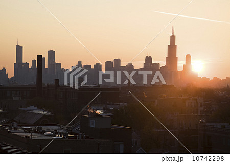 USA, Illinois, Chicago skyline at sunrise USA, Illinois, Chicago skyline at sunrise 10742298