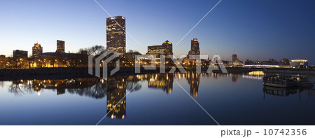 USA, Wisconsin, Milwaukee, City skyline over Lake Michigan 10742356