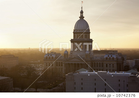 USA, Illinois, Springfield, View of State Capitol of Illinois 10742376