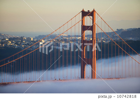 USA, California, San Francisco, Golden Gate Bridge in fog USA, California, San Francisco, Golden Gate Bridge in fog 10742818