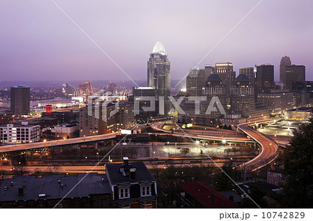 USA, Ohio, Cincinnati skyline at dawn 10742829