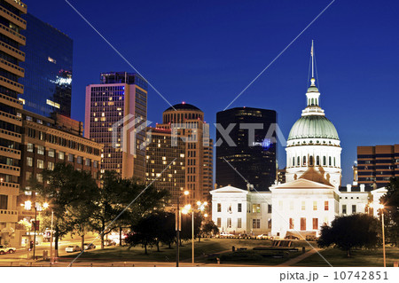 USA, Missouri, St Louis, Old courthouse illuminated at night 10742851