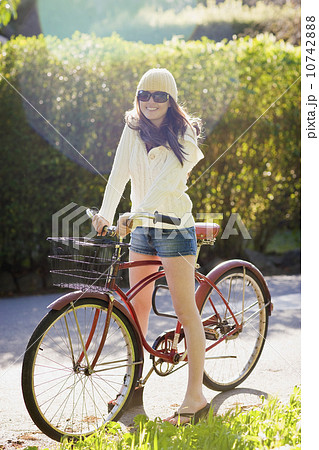 USA, California, Bolinas, Young woman riding bicycle on driveway USA, California, Bolinas, Young woman riding bicycle on driveway 10742888