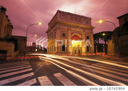 Triumphal arch at sunrise 10742904
