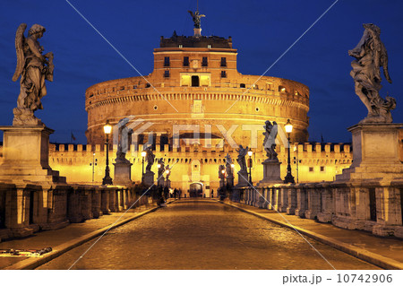 Castel Sant'Angelo in early morning  Castel Sant'Angelo in early morning  10742906