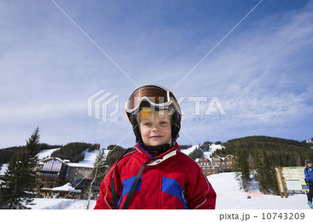 USA, Montana, Whitefish, Boy (4-5) skiing 10743209