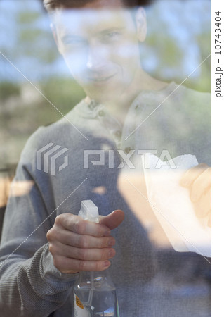 Man cleaning window pane 10743404