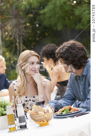 Couple dining in outdoor restaurant 10743789