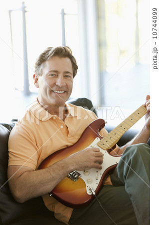 Mature man playing guitar 10744099