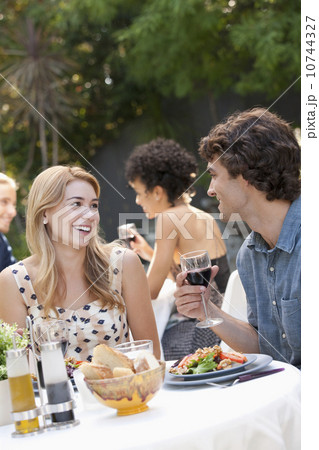 Couple dining in outdoor restaurant 10744327