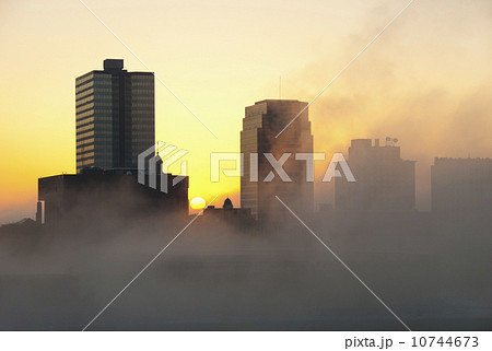 USA, Tennessee, Knoxville, Early morning fog covering city skyline 10744673