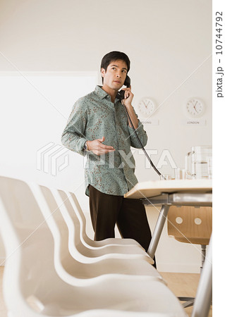 Businessman talking on phone 10744792