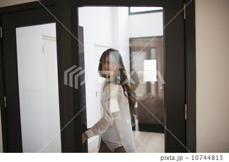 Young woman opening door 10744815