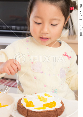 ケーキ作り 10745198