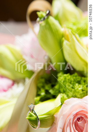 wedding rings and beautiful flowers. wedding rings and beautiful flowers. 10746836